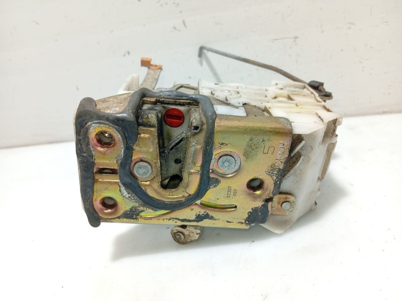 Recambio de cerradura puerta trasera izquierda para toyota avensis t22 referencia OEM IAM 6906005021  