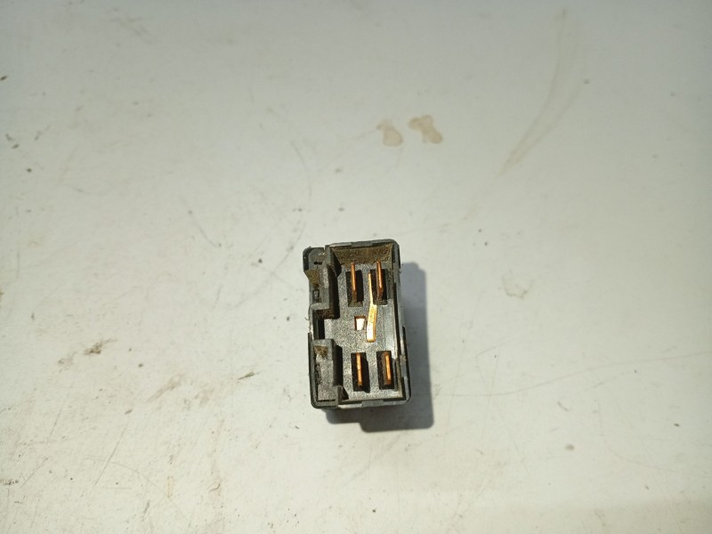 Recambio de interruptor para ssangyong korando referencia OEM IAM 930820  