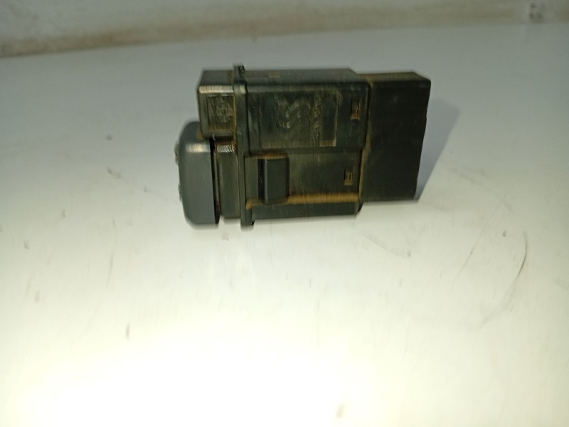 Recambio de interruptor para ssangyong korando referencia OEM IAM 8525003500  