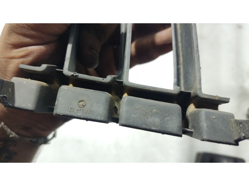 Recambio de rejilla delantera para skoda octavia berlina (1z3) active referencia OEM IAM 1Z0853677  