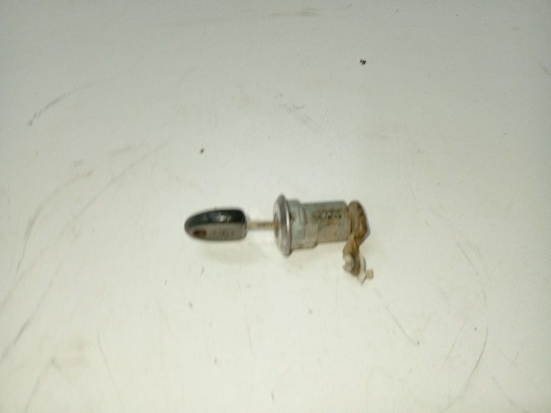 Recambio de bombin puerta delantera izquierda para ssangyong korando referencia OEM IAM 01895BPI  