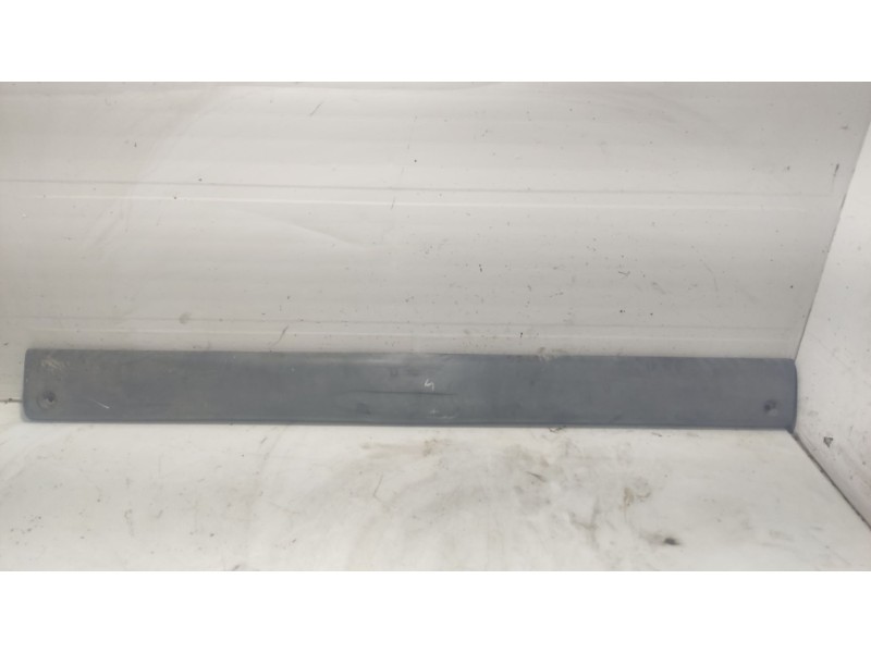 Recambio de moldura para renault master ii phase 2 caja cerrada referencia OEM IAM 7701692582  