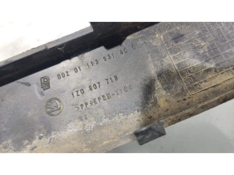 Recambio de moldura para skoda octavia berlina (1z3) active referencia OEM IAM 1Z0807718  