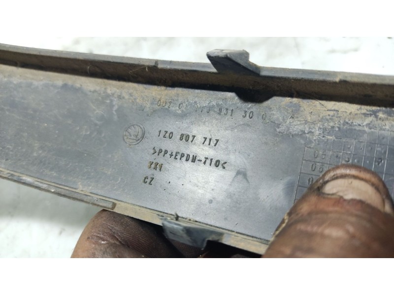 Recambio de moldura para skoda octavia berlina (1z3) active referencia OEM IAM   