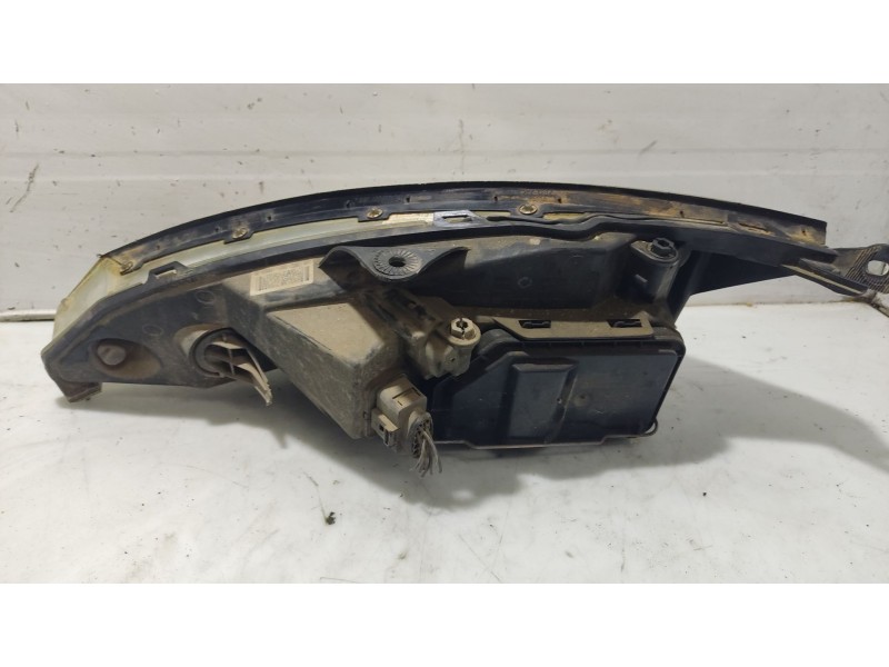 Recambio de faro derecho para ford focus turnier (cak) ghia referencia OEM IAM 1343652  