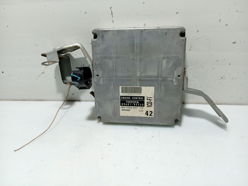 Recambio de centralita motor uce para toyota avensis t22 referencia OEM IAM 8966105420  MB1758005031