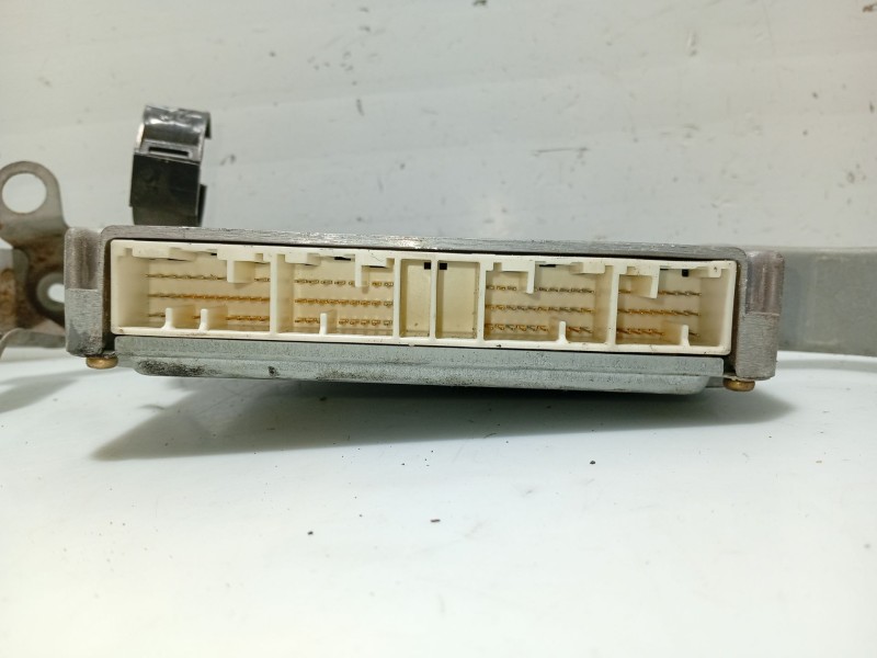 Recambio de centralita motor uce para toyota avensis t22 referencia OEM IAM 8966105420  MB1758005031