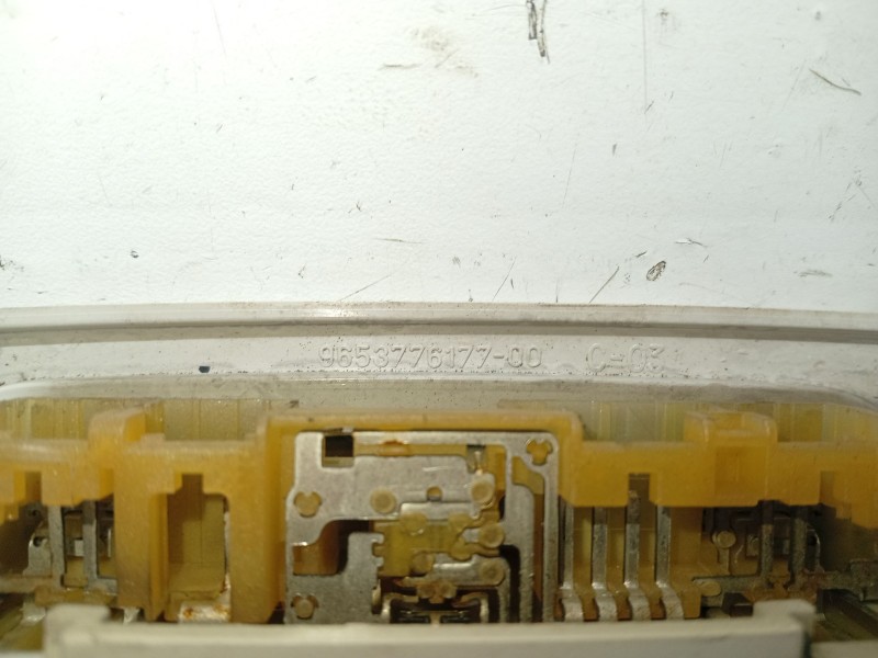 Recambio de luz interior para peugeot 207 sw referencia OEM IAM 9653776177  