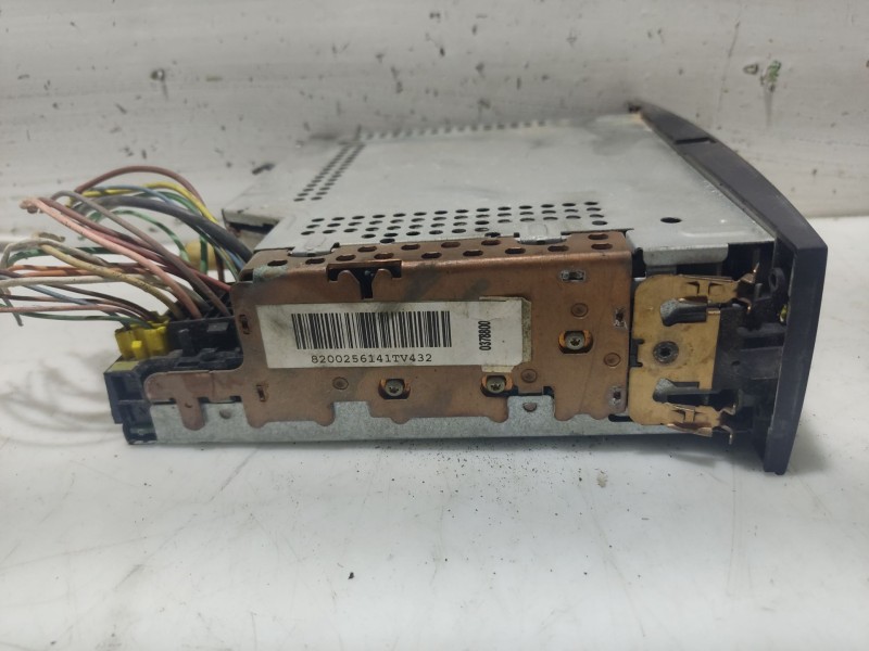 Recambio de sistema audio / radio cd para renault megane ii berlina 5p referencia OEM IAM 8200084437A  