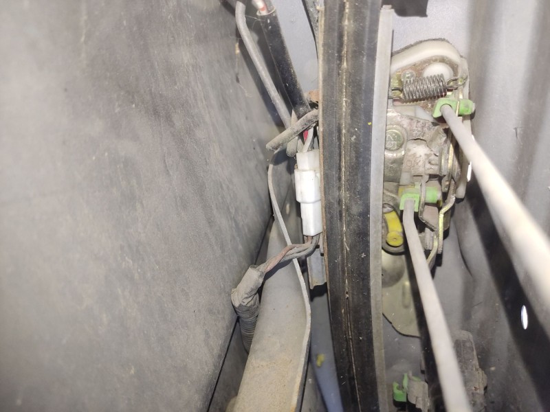 Recambio de cerradura puerta delantera derecha para mitsubishi colt (ca0) referencia OEM IAM MB830406  