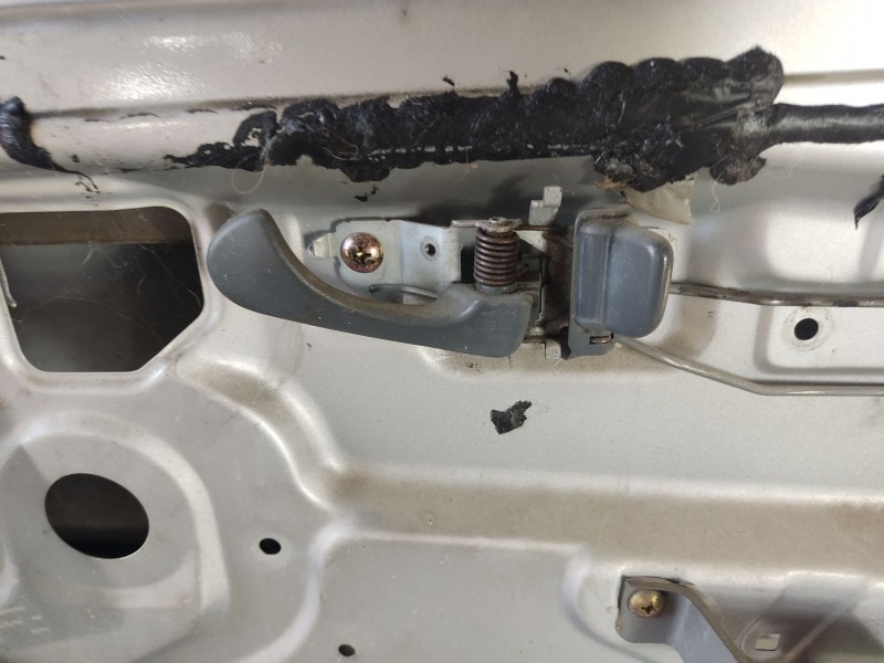 Recambio de maneta interior delantera derecha para mitsubishi colt (ca0) referencia OEM IAM MR415331  