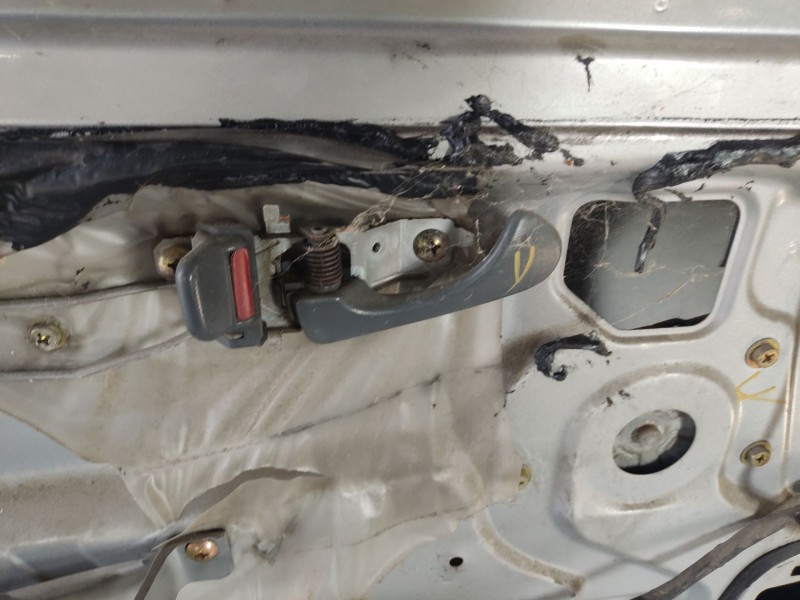 Recambio de maneta interior delantera izquierda para mitsubishi colt (ca0) referencia OEM IAM MR415316  