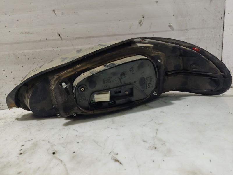 Recambio de piloto trasero izquierdo para mitsubishi colt (ca0) referencia OEM IAM MB880431  