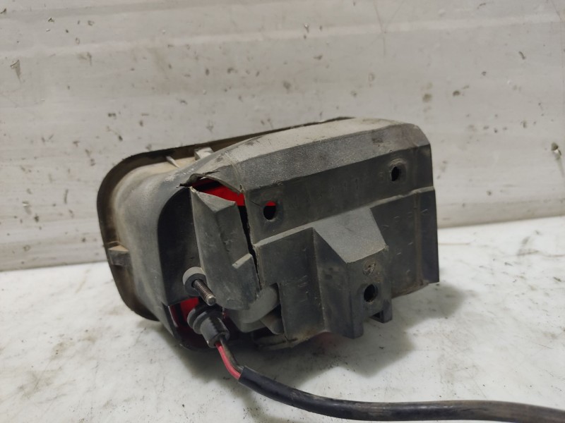 Recambio de piloto trasero izquierdo paragolpes para mitsubishi colt (ca0) referencia OEM IAM MB821105  