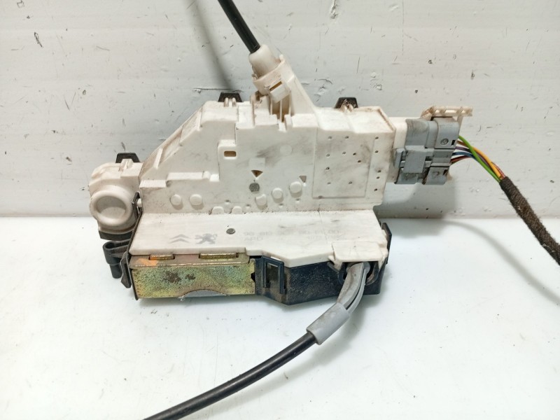 Recambio de cerradura puerta trasera derecha para citroën c4 berlina referencia OEM IAM 9138N4 9681336880 9138T5