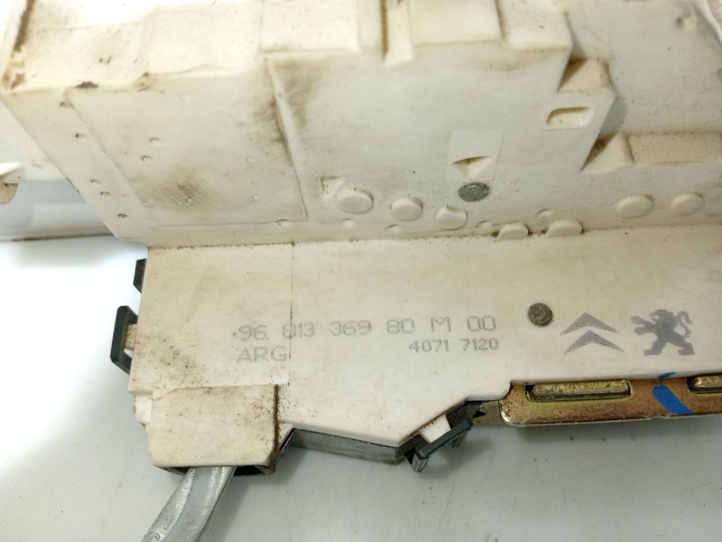 Recambio de cerradura puerta trasera izquierda para citroën c4 berlina referencia OEM IAM 9137K5 9681336980 