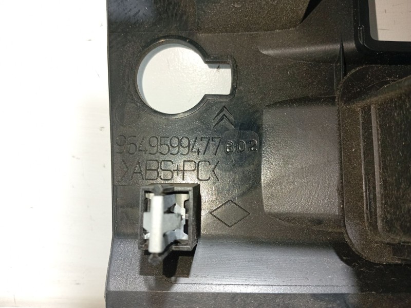 Recambio de moldura para citroën c4 berlina referencia OEM IAM 9649599477  