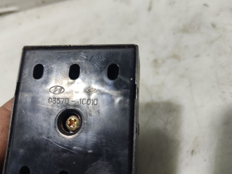 Recambio de mando elevalunas delantero izquierdo para hyundai getz (tb) 1.1 referencia OEM IAM 935701C010  