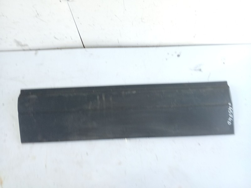 Recambio de moldura puerta delantera derecha para seat marbella ce referencia OEM IAM   