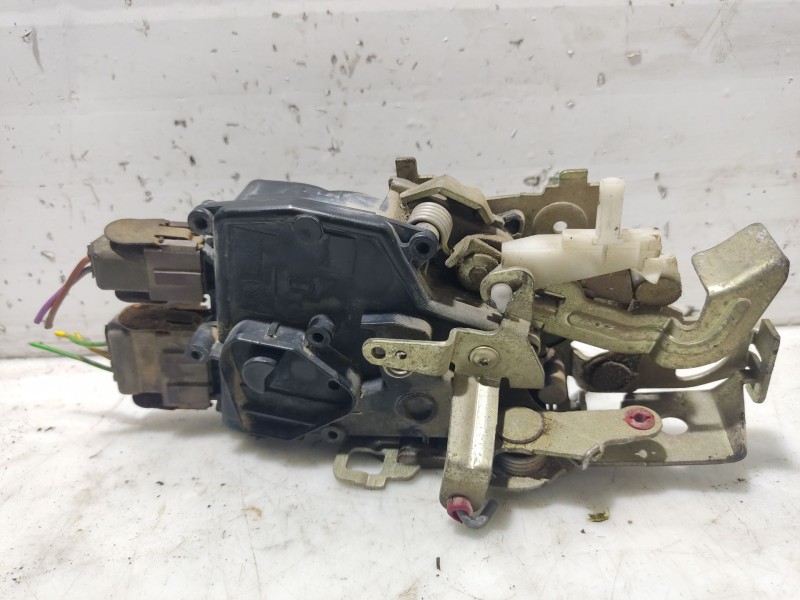 Recambio de cerradura puerta delantera derecha para peugeot 605 sldt referencia OEM IAM 9136F8  