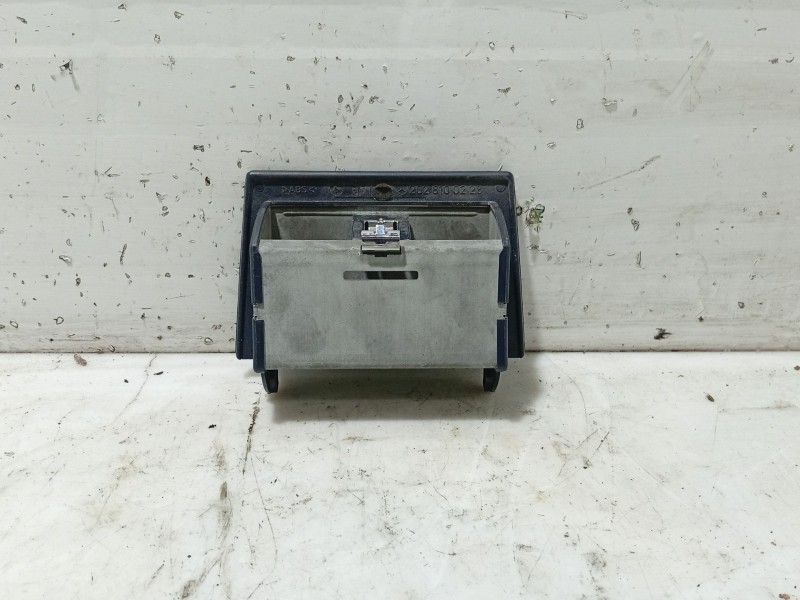 Recambio de cenicero para mercedes-benz clase c (w202) c 220 (202.022) referencia OEM IAM 2028100223 A2028100223 