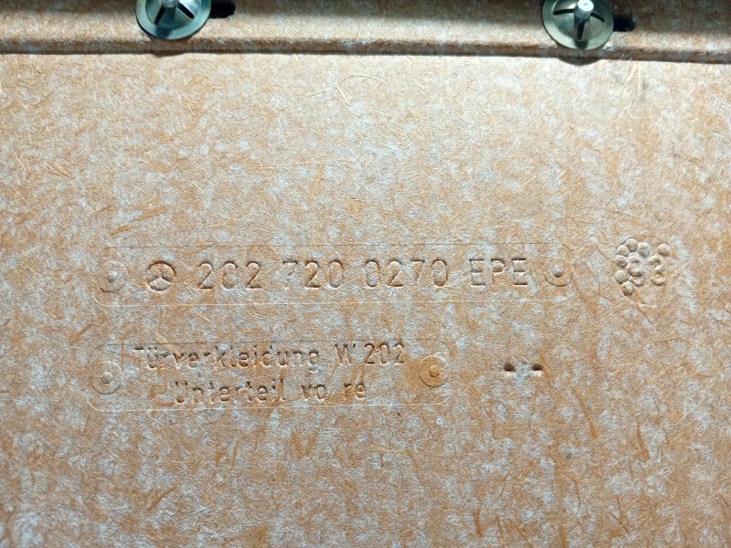 Recambio de guarnecido puerta delantera derecha para mercedes-benz clase c (w202) c 220 (202.022) referencia OEM IAM 2027200270 