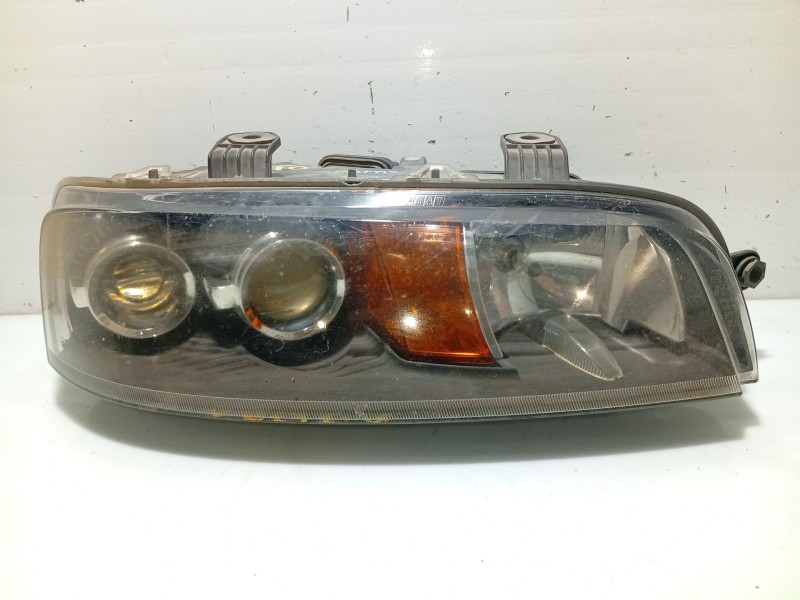 Recambio de faro derecho para fiat punto berlina referencia OEM IAM 46837399 89100448 