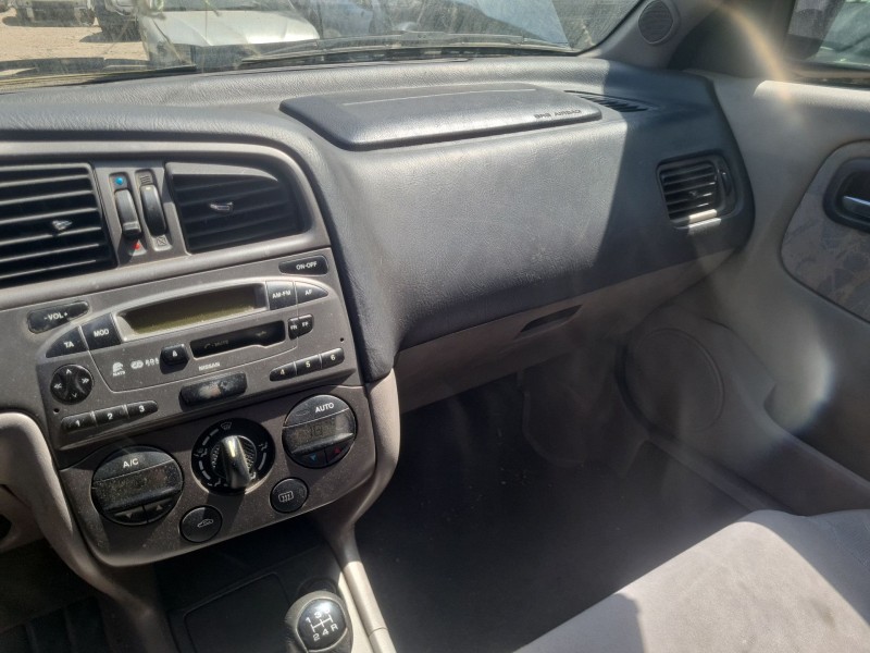 nissan primera hatchback (p11) del año 2001