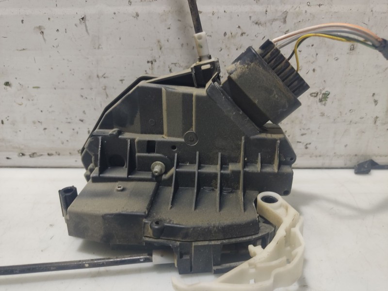 Recambio de cerradura puerta trasera derecha para ford focus lim. (cb8) referencia OEM IAM 2099457  