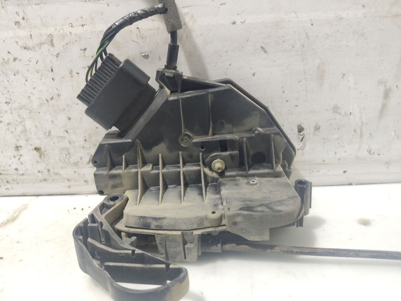 Recambio de cerradura puerta delantera izquierda para ford focus lim. (cb8) referencia OEM IAM 2070970  