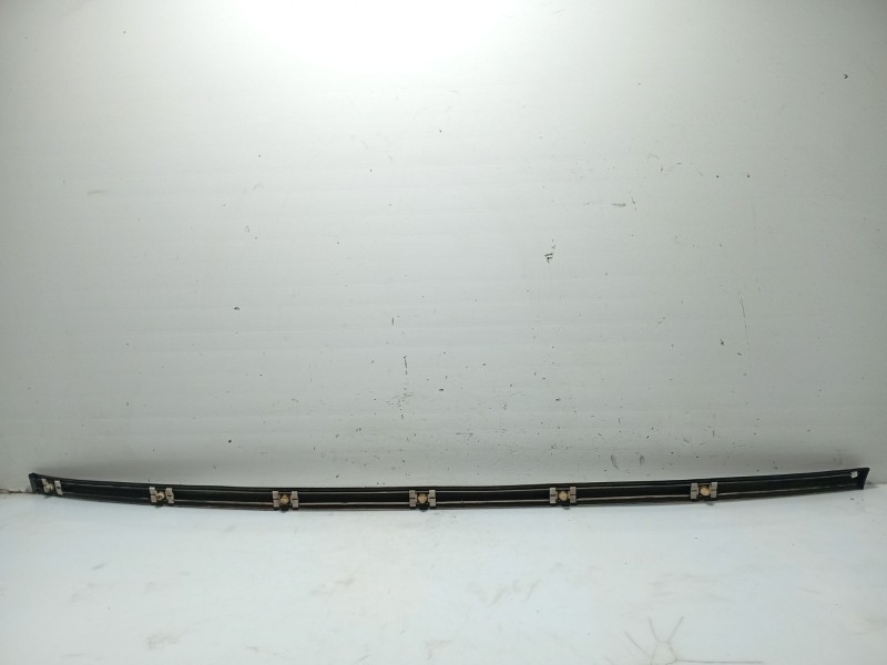 Recambio de moldura puerta delantera derecha para bmw 3 compact (e36) 318 tds referencia OEM IAM 81463640  