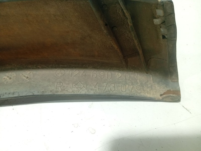 Recambio de moldura para mercedes-benz 124 sedán (w124) 300 d (124.130) referencia OEM IAM 1246902040  