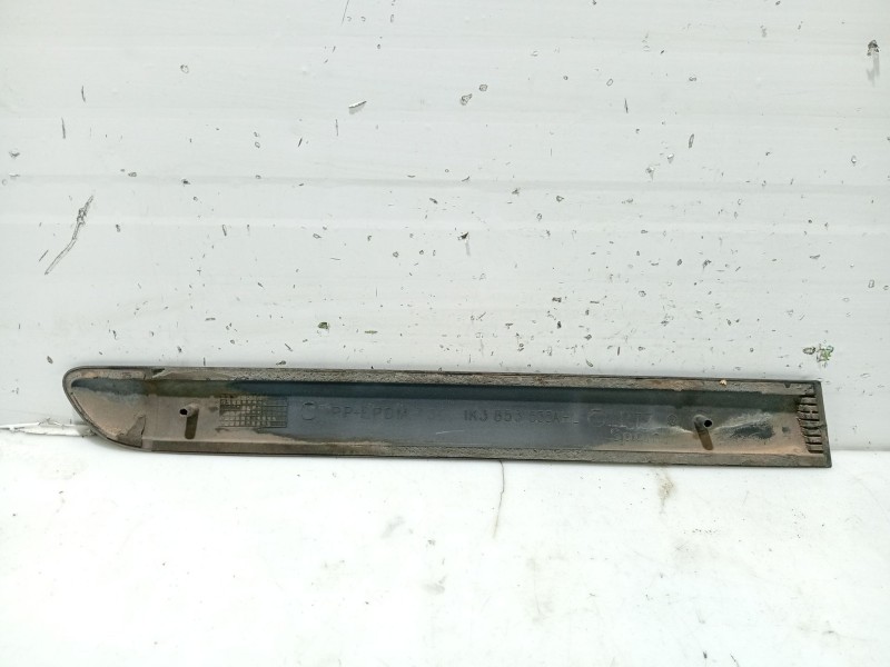 Recambio de molduras traseras para volkswagen golf v (1k1) 1.9 tdi referencia OEM IAM 1K3853535A  