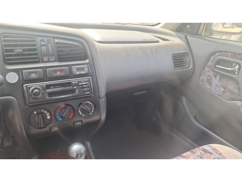 nissan primera hatchback (p11) del año 1999