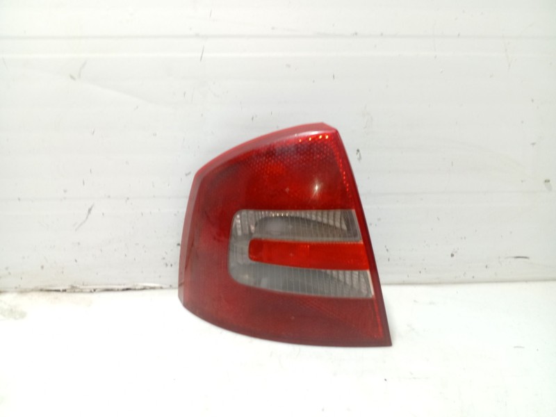 Recambio de piloto trasero izquierdo para skoda octavia berlina (1z3) referencia OEM IAM 1Z5945111A  