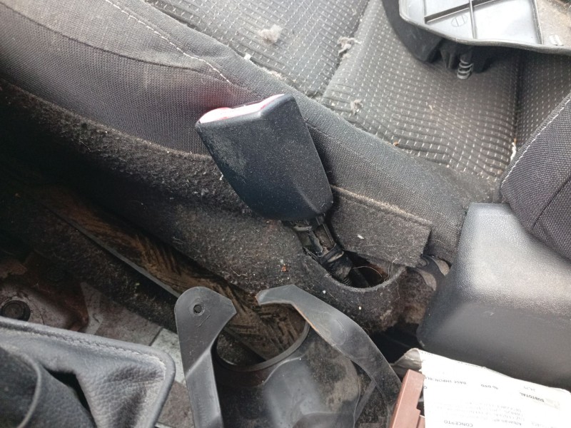 Recambio de enganche cinturon delantero derecho para toyota auris station wagon (_e18_) 1.8 hybrid (zwe186_) referencia OEM IAM 