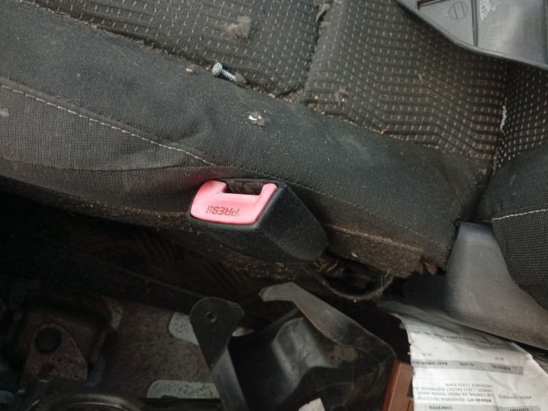 Recambio de enganche cinturon delantero derecho para toyota auris station wagon (_e18_) 1.8 hybrid (zwe186_) referencia OEM IAM 