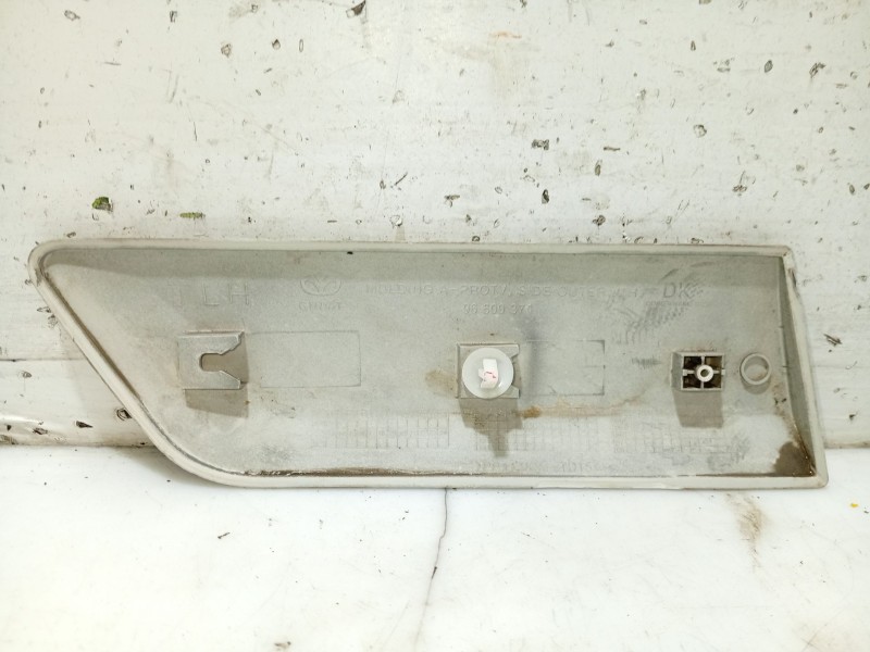 Recambio de moldura para chevrolet aveo / kalos hatchback (t200) 1.2 referencia OEM IAM 96600371  