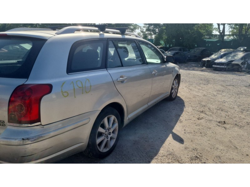 toyota avensis station wagon (_t25_) del año 2004