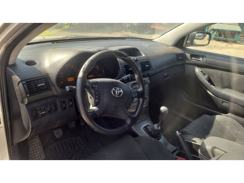 toyota avensis station wagon (_t25_) del año 2004