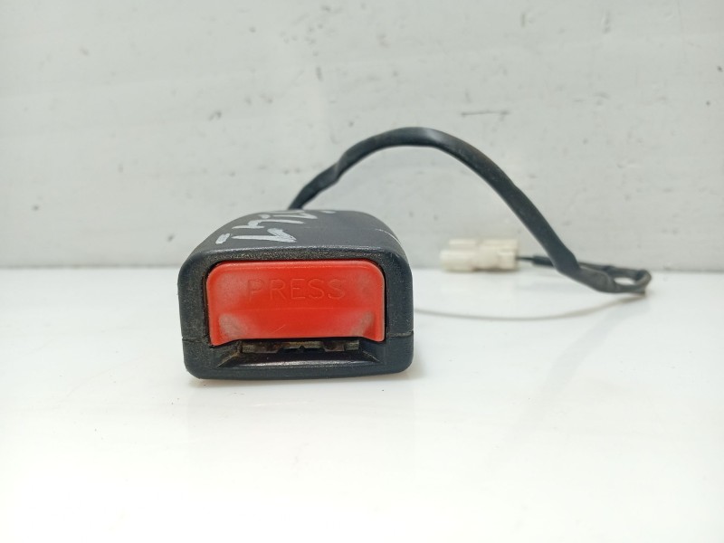 Recambio de enganche cinturon delantero izquierdo para kia picanto referencia OEM IAM 8883007020EQ  