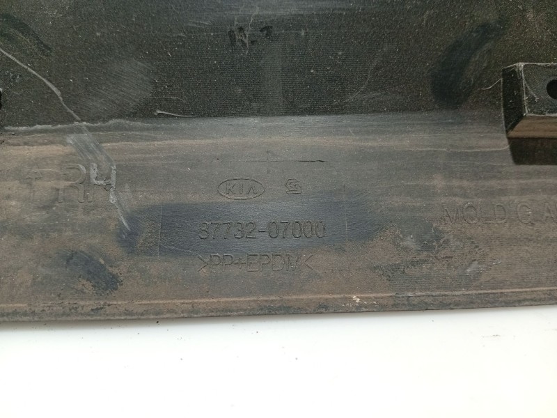 Recambio de moldura puerta trasera derecha para kia picanto referencia OEM IAM 8773207000  