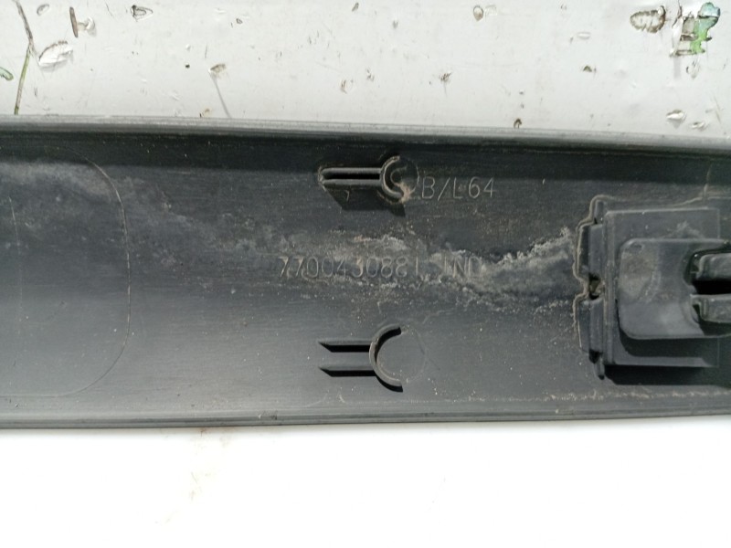 Recambio de moldura para renault megane scenic rxe 1.6 16v referencia OEM IAM 7700430881  