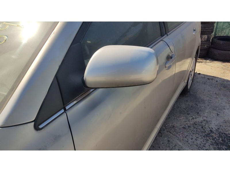 toyota avensis sedán (_t25_) del año 2004