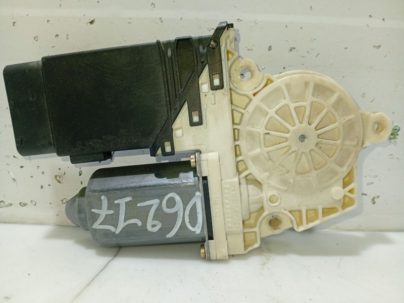 Recambio de elevalunas delantero derecho para seat leon (1m1) 1.6 16 v referencia OEM IAM 1M0837756  