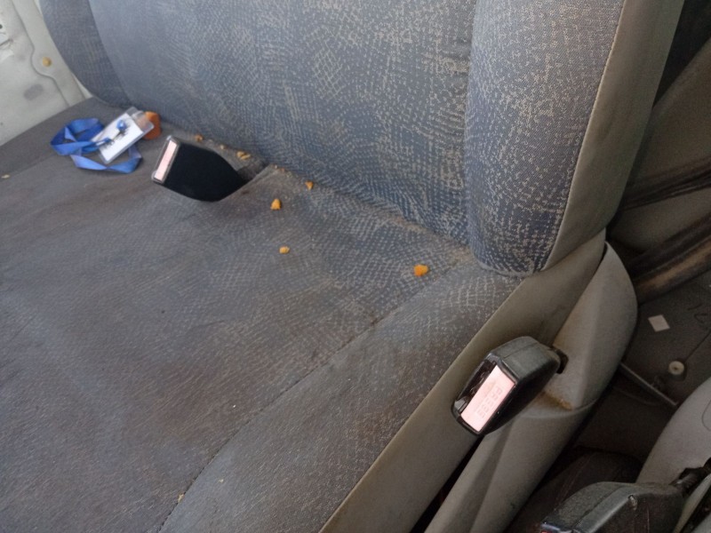 Recambio de anclaje cinturon delantero derecho para nissan primastar autobús (x83) dci 80 referencia OEM IAM 6122ACDD  