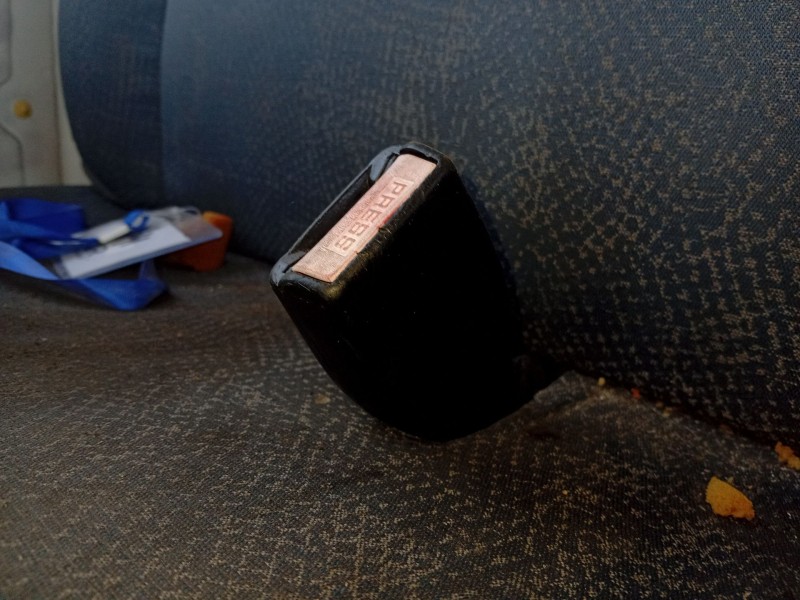 Recambio de anclaje cinturon delantero derecho para nissan primastar autobús (x83) dci 80 referencia OEM IAM 6122ACDD  