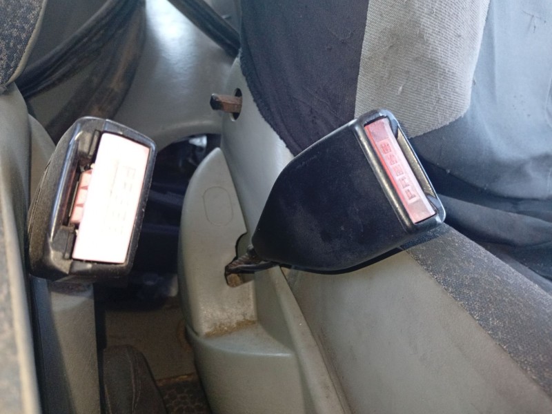 Recambio de anclaje cinturon delantero izquierdo para nissan primastar autobús (x83) dci 80 referencia OEM IAM 6221ACDI  