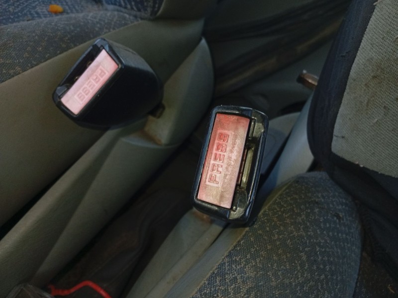 Recambio de anclaje cinturon delantero izquierdo para nissan primastar autobús (x83) dci 80 referencia OEM IAM 6221ACDI  