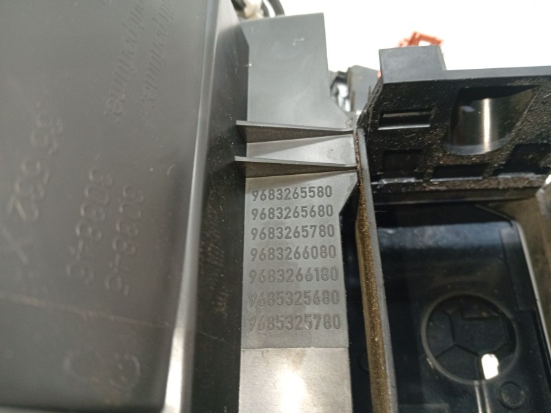 Recambio de moldura para citroën c4 picasso referencia OEM IAM 9683265580 9683265780 9683265680